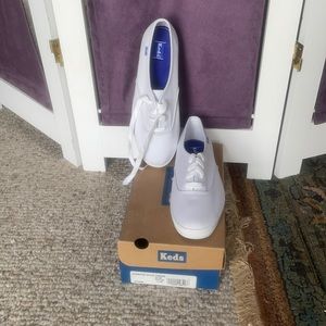COPY - Meds champion white canvas size 7 1/2